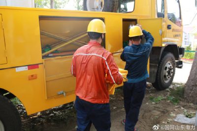 帶電作業(yè)在10千伏單廟線安裝分界開關(guān)，提升供電可靠性