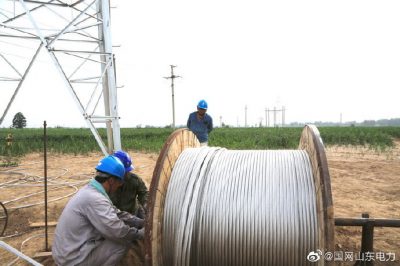 夏津縣供電公司冒高溫爬鐵塔架導(dǎo)線，為民供電
