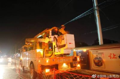 10千伏王石線開展檢修作業(yè)，新上400千伏安箱變一臺