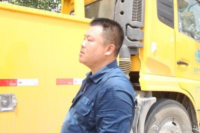 陽信縣供電公司10千伏學區(qū)線#26桿上進行帶電消缺作業(yè) 陽信縣供電公司10千伏學區(qū)線#26桿上進行帶電消缺作業(yè)