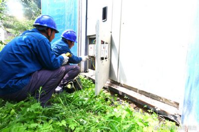 對(duì)韓家洼村的箱變、配電箱、下戶線及家庭用電開展檢查診治