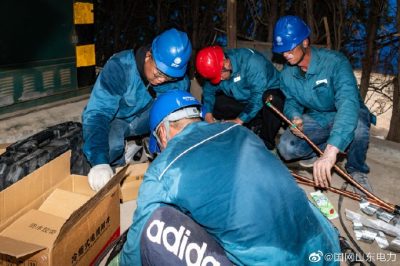 10千伏長園1線開展電纜敷設(shè)作業(yè)，制作電纜中間頭