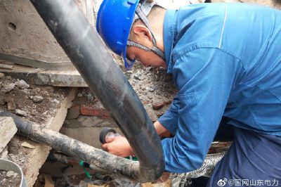 東營區(qū)供電公司運維人員冒高溫搶修10千伏青海東線電纜 東營區(qū)供電公司運維人員冒高溫搶修10千伏青海東線電纜