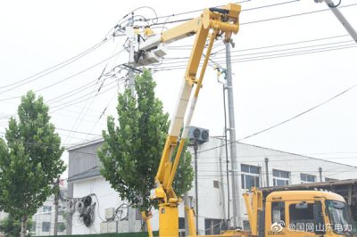 寧津縣供電公司在10千伏城西線30號桿處新增200千伏安變壓器進行帶電接火 寧津縣供電公司在10千伏城西線30號桿處新增200千伏安變壓器進行帶電接火