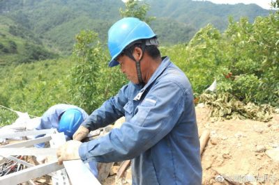 棲霞市供電公司對桃村T接廟后段線路22號鐵塔進行組塔作業(yè) 棲霞市供電公司對桃村T接廟后段線路22號鐵塔進行組塔作業(yè)