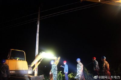 棗莊供電公司深夜搶修10千伏55韓樓線匡談支線4基斷桿 棗莊供電公司深夜搶修10千伏55韓樓線匡談支線4基斷桿
