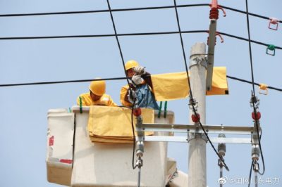 莒南縣供電公司10千伏1813草嶺線16號桿處進行帶電T接作業(yè) 莒南縣供電公司10千伏1813草嶺線16號桿處進行帶電T接作業(yè)