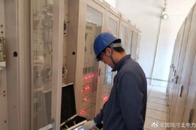 持續(xù)高溫雷雨天，傾盆暴雨嘩嘩下，供電職工檢修忙