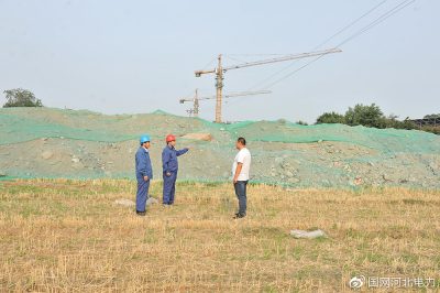高壓線下堆土，危險(xiǎn)！河北沙河市供電公司工作人員迅速監(jiān)督項(xiàng)目經(jīng)理安排人員清理
