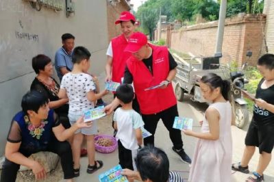 深入轄區(qū)村莊，向留守老人、兒童講解暑期安全用電常識，增強他們的安全用電意識