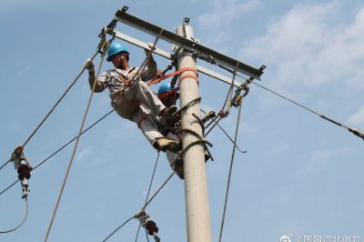 頭頂炎炎烈日對10千伏線路進行改造，保障客戶用電