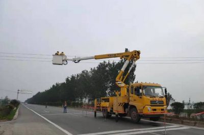 織帶電安裝10千伏線(xiàn)路跨路限高指示燈，預(yù)防外力破壞事故