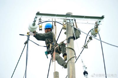阜城縣供電公司員工在10千伏王海南576線路干線045#桿進(jìn)行導(dǎo)線更換 阜城縣供電公司員工在10千伏王海南576線路干線045#桿進(jìn)行導(dǎo)線更換