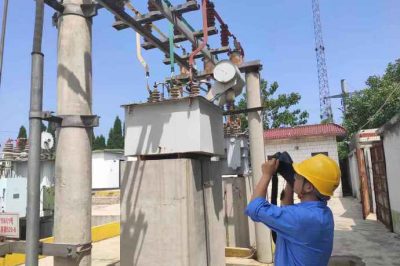 贊皇縣供電公司對35千伏許亭變電站檢查開關(guān)柜、實施紅外測溫
