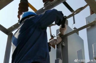 磁縣供電公司員工在35千伏辛莊營(yíng)變電站更換電容器 磁縣供電公司員工在35千伏辛莊營(yíng)變電站更換電容器