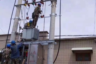 電力公司施工人員冒高溫現(xiàn)場安裝配變?cè)O(shè)備 電力公司施工人員冒高溫現(xiàn)場安裝配變?cè)O(shè)備