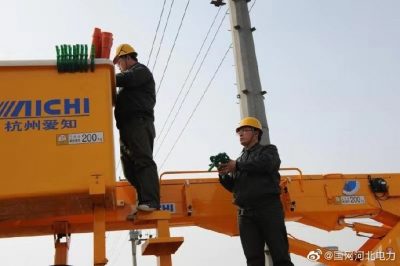國網(wǎng)衡水市桃城區(qū)供電公司采用帶電作業(yè)方式減少停電次數(shù)和時間 國網(wǎng)衡水市桃城區(qū)供電公司采用帶電作業(yè)方式減少停電次數(shù)和時間