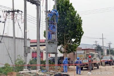 無極縣供電公司栽桿架線忙電網(wǎng)建設(shè) 無極縣供電公司栽桿架線忙電網(wǎng)建設(shè)