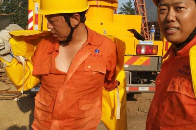 10千伏大守59B1線路進行帶電斷接引流作業(yè) 10千伏大守59B1線路進行帶電斷接引流作業(yè)