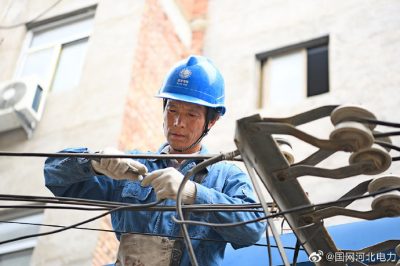 定州市供電公司為用戶更換低壓接戶線，確保電力可靠到戶