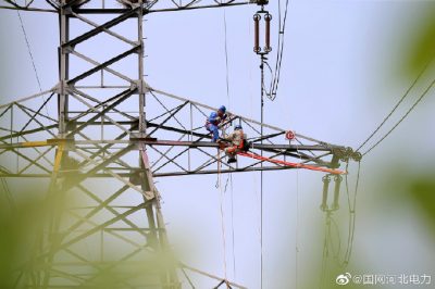 石家莊供電公司帶電作業(yè)成功消除220千伏輸電線路重大隱患 石家莊供電公司帶電作業(yè)成功消除220千伏輸電線路重大隱患