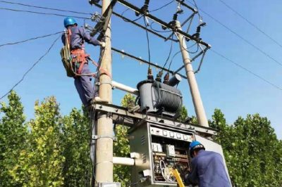 保定市清苑區(qū)供電公司冒高溫開展搶修作業(yè) 保定市清苑區(qū)供電公司冒高溫開展搶修作業(yè)