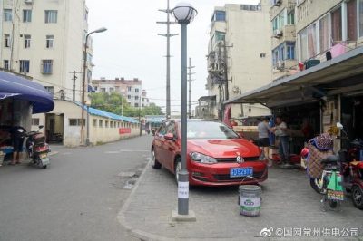 “假”電桿漏電 “真”供電排險–修復(fù)漏電路燈 “假”電桿漏電 “真”供電排險–修復(fù)漏電路燈