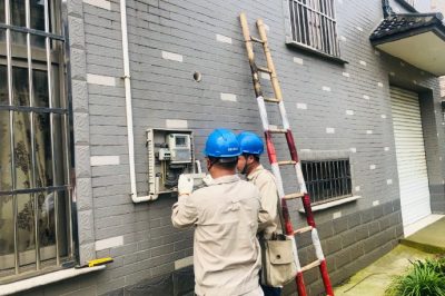 尚湖供電所對冶塘和平18號、華都2號配變等臺區(qū)開關箱、接戶線、用戶表箱進行巡檢