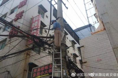 西安供電公司及時(shí)修復(fù)轄區(qū)內(nèi)因惡劣天氣而造成的斷裂線(xiàn)路