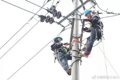國網龍泉市供電公司：冒雨對10千伏城西線支線1號桿安裝分支開關，搶修送電