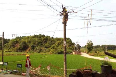 茶陵供電公司在400伏I回主線03-1號(hào)桿調(diào)整低壓線路弧垂 茶陵供電公司在400伏I回主線03-1號(hào)桿調(diào)整低壓線路弧垂