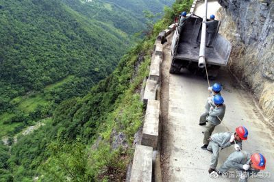 龍坪供電所用人力推車將8米長(zhǎng)水泥電桿轉(zhuǎn)運(yùn)到作業(yè)點(diǎn) 龍坪供電所用人力推車將8米長(zhǎng)水泥電桿轉(zhuǎn)運(yùn)到作業(yè)點(diǎn)