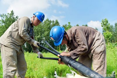 老河口市供電公司在老河口市孟樓鎮(zhèn)楊崗村2組電力線路進(jìn)行升級改造