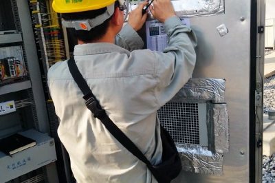 荊門供電公司緊急維修110kV迎春變電站棗春線智能組件柜內(nèi)空調(diào)損壞 荊門供電公司緊急維修110kV迎春變電站棗春線智能組件柜內(nèi)空調(diào)損壞
