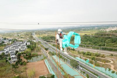 湖北檢修公司帶電作業(yè)去除纏繞在導(dǎo)線間的塑料薄膜 湖北檢修公司帶電作業(yè)去除纏繞在導(dǎo)線間的塑料薄膜