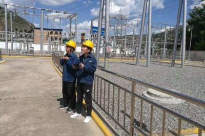 延安供電公司在110千伏安塞變、吳起變開展利用無(wú)人機(jī)排查線夾隱患