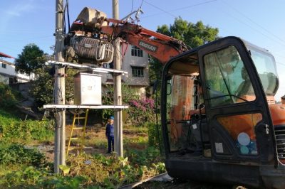 10kV嶺明線廟梁村3#臺(tái)區(qū)開展變壓器增容工作 10kV嶺明線廟梁村3#臺(tái)區(qū)開展變壓器增容工作