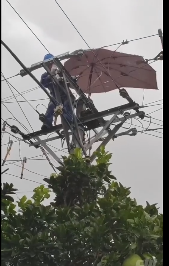 10KV中臨線羊頭壩村5號(hào)臺(tái)區(qū)2號(hào)桿“電桿上撐傘改負(fù)荷” 10KV中臨線羊頭壩村5號(hào)臺(tái)區(qū)2號(hào)桿“電桿上撐傘改負(fù)荷”