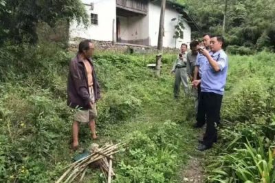 居民用鐵絲圍了個電圈 警察叔叔知道了火速上門 居民用鐵絲圍了個電圈 警察叔叔知道了火速上門