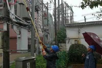 南方電網(wǎng)廣東梅州興寧局 五華局的供電人員到第一現(xiàn)場(chǎng)搶修復(fù)電 南方電網(wǎng)廣東梅州興寧局 五華局的供電人員到第一現(xiàn)場(chǎng)搶修復(fù)電