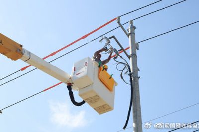 建湖縣供電公司組織員工開展帶電作業(yè)現(xiàn)場實(shí)訓(xùn) 建湖縣供電公司組織員工開展帶電作業(yè)現(xiàn)場實(shí)訓(xùn)