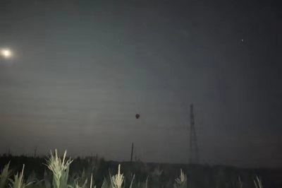 220千伏萬穆4E24線40號塔C相導(dǎo)線懸掛著氫氣球 220千伏萬穆4E24線40號塔C相導(dǎo)線懸掛著氫氣球