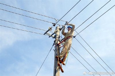 珠江供電所安裝配電柜、施放8米長(zhǎng)電纜