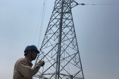 姜堰區(qū)供電公司在源怡生物質(zhì)發(fā)電廠35千伏新建線路登桿架線 姜堰區(qū)供電公司在源怡生物質(zhì)發(fā)電廠35千伏新建線路登桿架線