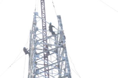 鎮(zhèn)江供電公司加緊施工桿線遷移的新建輸電鐵塔 鎮(zhèn)江供電公司加緊施工桿線遷移的新建輸電鐵塔