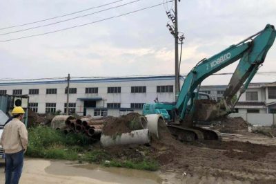 姜堰區(qū)供電公司向危險源施工單位進(jìn)行護(hù)電宣傳 姜堰區(qū)供電公司向危險源施工單位進(jìn)行護(hù)電宣傳