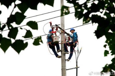 白塔鎮(zhèn)大莊線37+1號桿組裝橫擔(dān)、刀閘、令克等設(shè)備