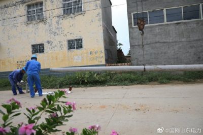 梁山縣供電公司新立電桿6基、新建低壓架空絕緣線0.31千米、新增一臺400千伏安變壓器