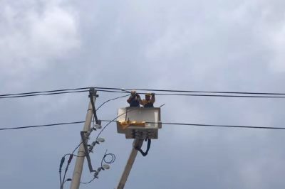 35千伏兩城站10千伏兩西線53號桿進行配變帶電接火 35千伏兩城站10千伏兩西線53號桿進行配變帶電接火