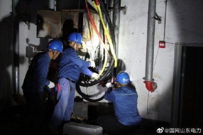 小區(qū)地下停車場處燒毀的電纜進行絕緣、防水處理